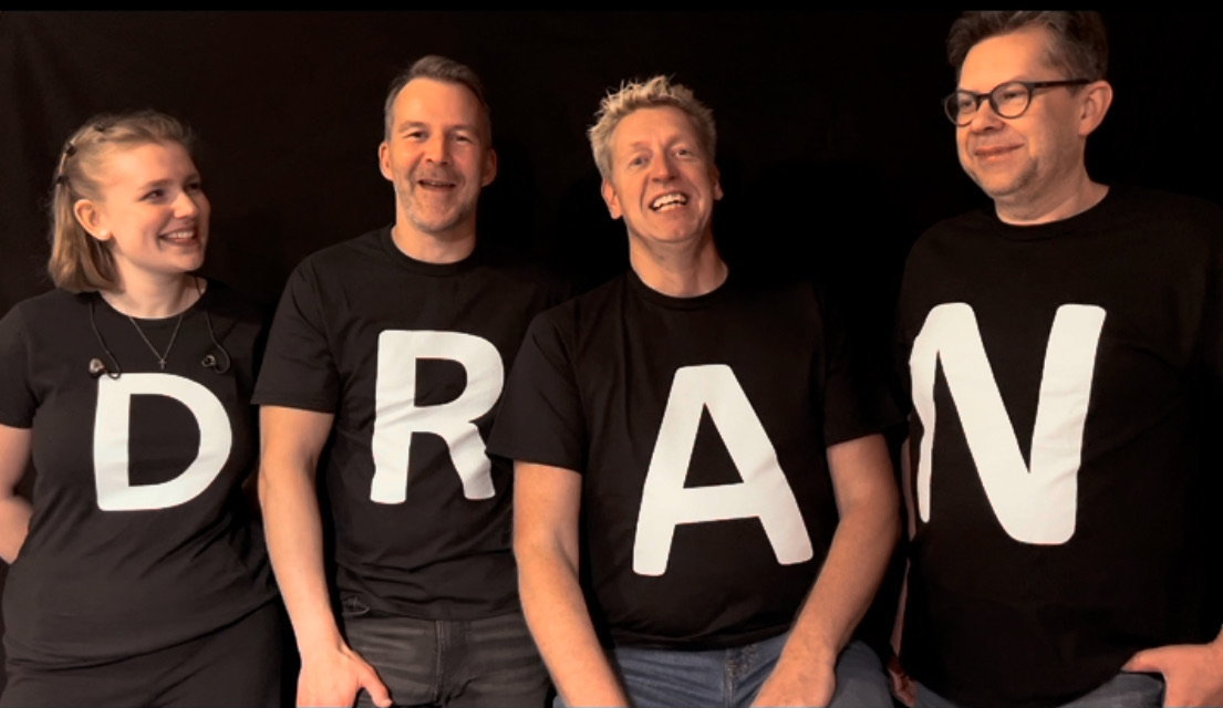 Die Band DRAN: vier Mitglieder mit D-R-A-N-Shirts